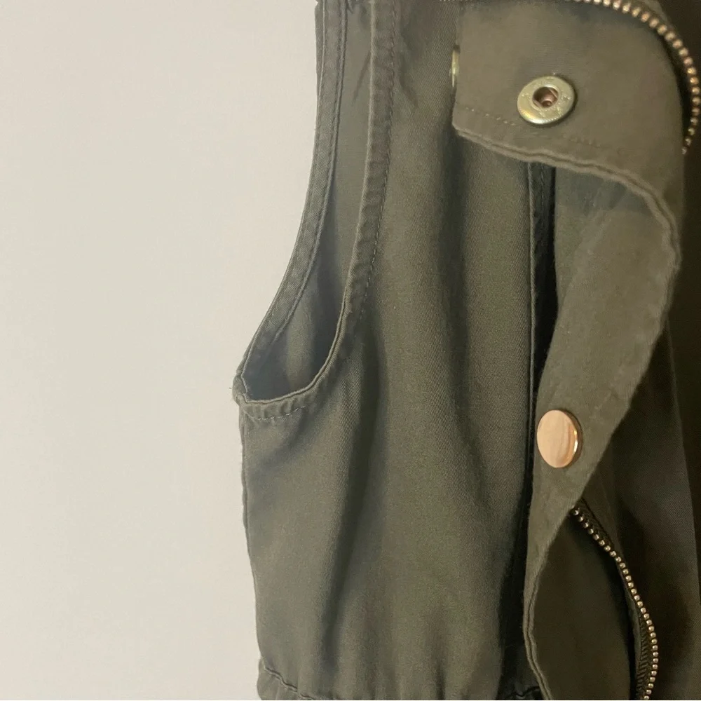 Green Sleeveless Cargo Vest drawstring waist Zipper and button closure - Picture 10 of 10